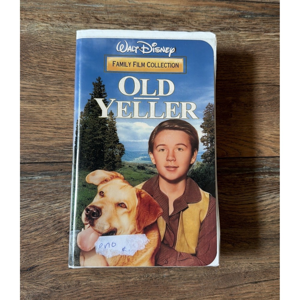 Vintage Walt Disney Family Film Collection Old Yeller VHS Clamshell